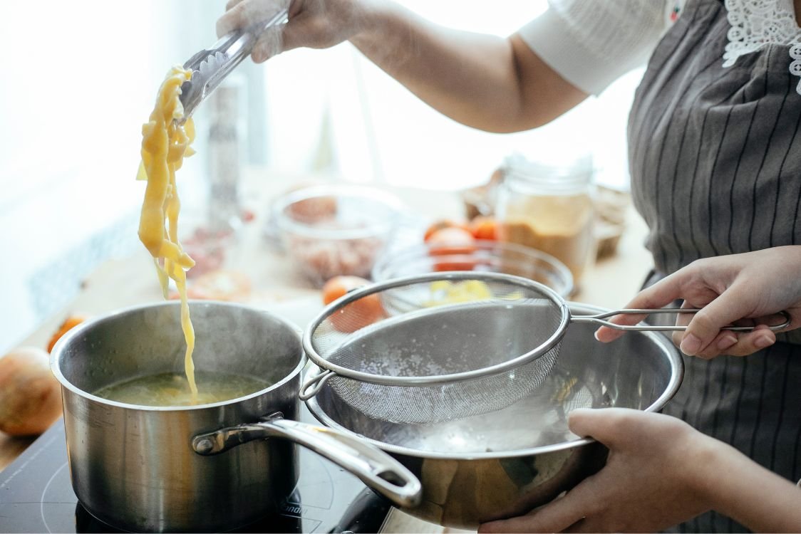 طباخات وعاملات نظافه